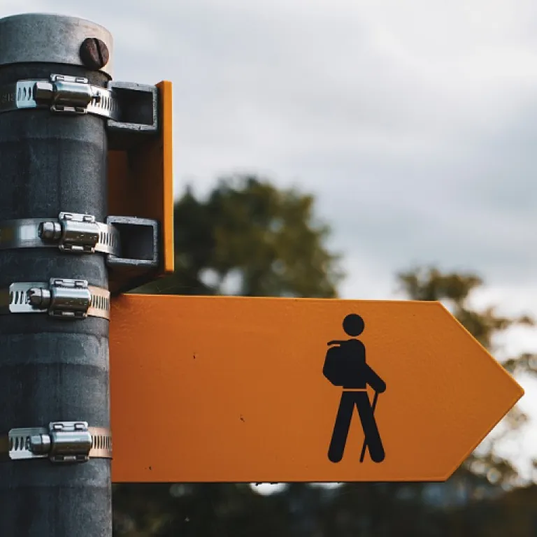 How to effectively describe a leader: key traits and language for employee engagement